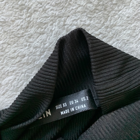 Mock neck ruched cut-out contrast binding tee - Picture 3 of 7